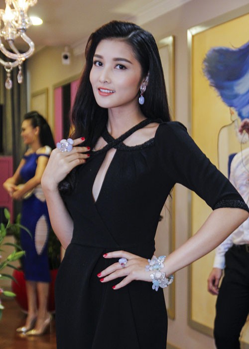 Hoa hau Trieu Thi Ha sang chanh thu trang suc kim cuong-Hinh-6